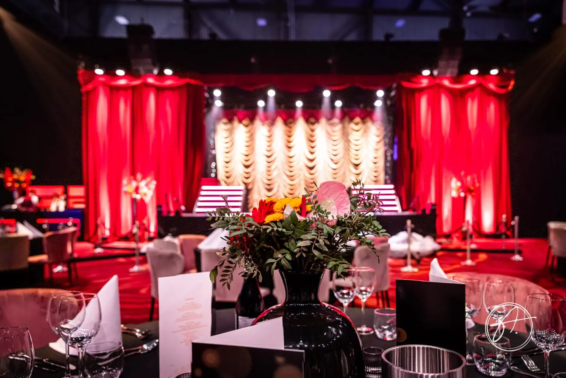 Interieurstyling van de industriële hangarruimte