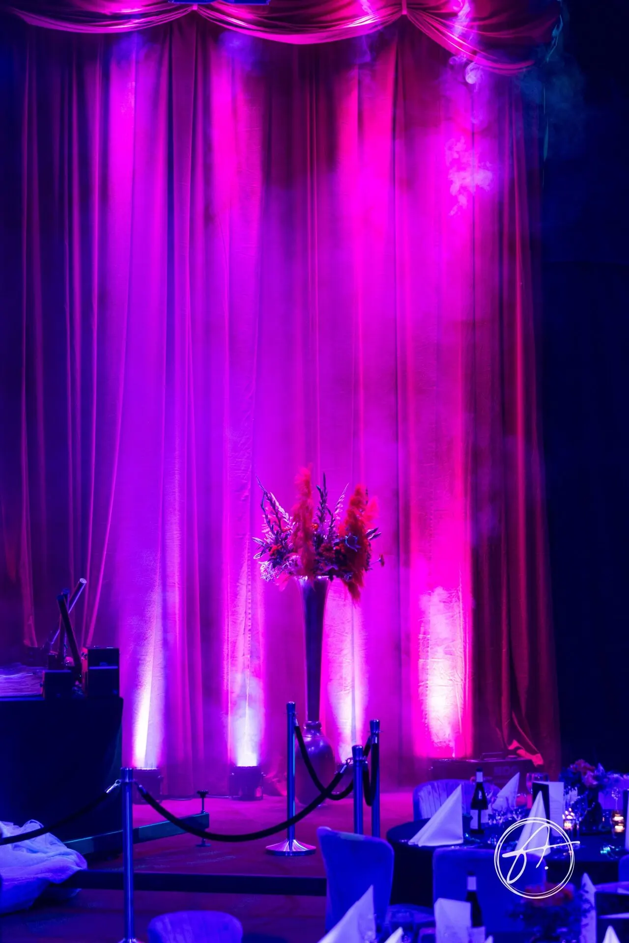 Gasten aan tafel tijdens de dinnershow