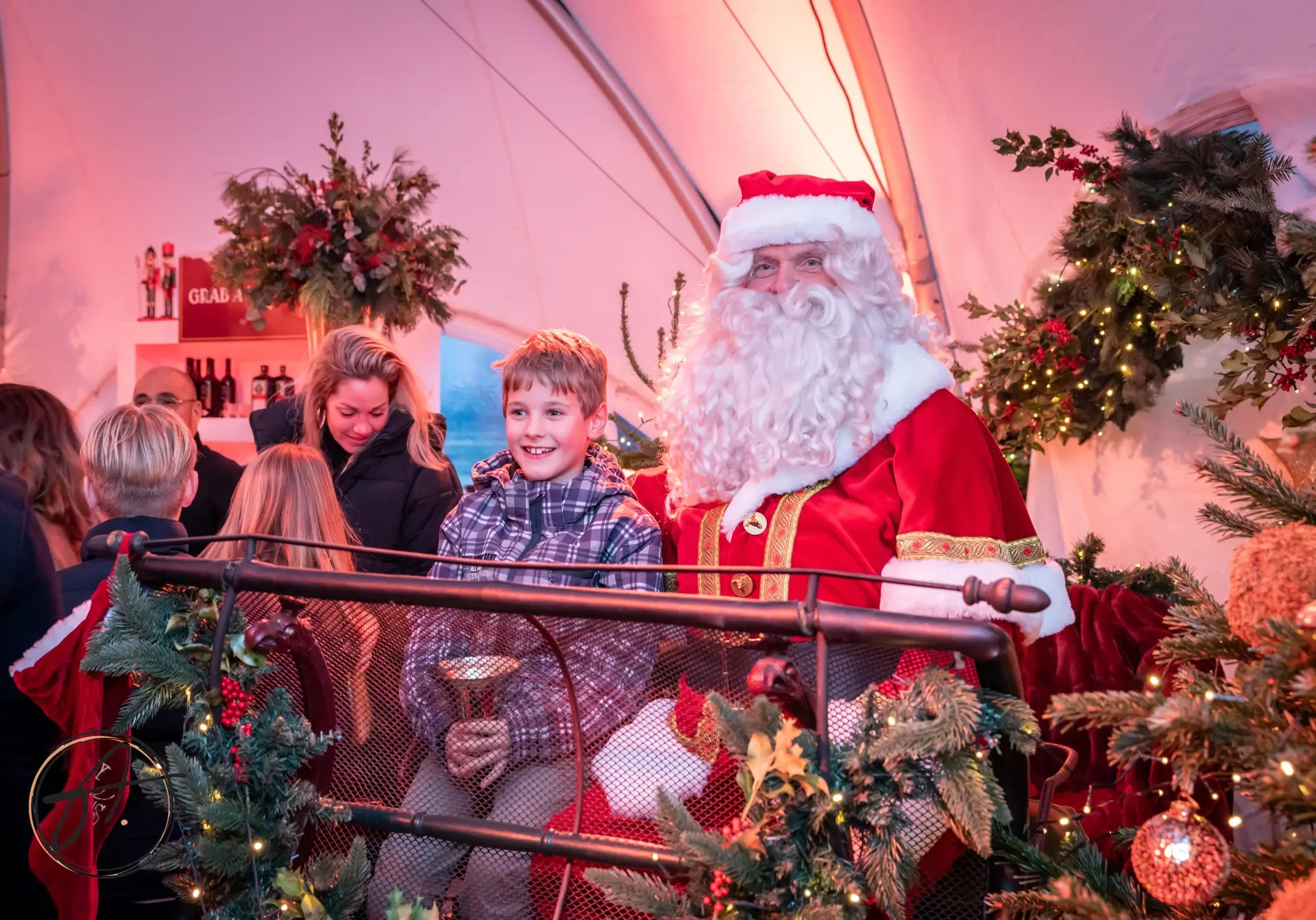 Feestelijk gedekte tafels in kerstsfeer